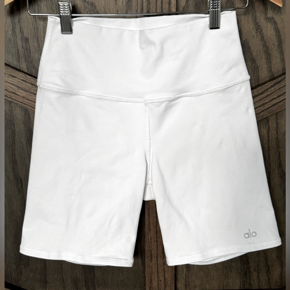 ALO Yoga 💟 Women's High-Waist White Biker Short